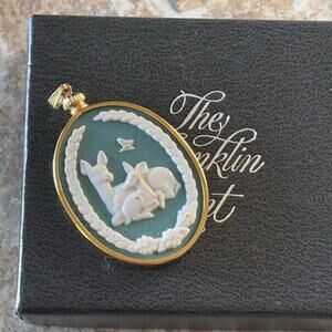 Franklin Mint Porcelain Vintage 1981 Mother's Day Cameo Pendant